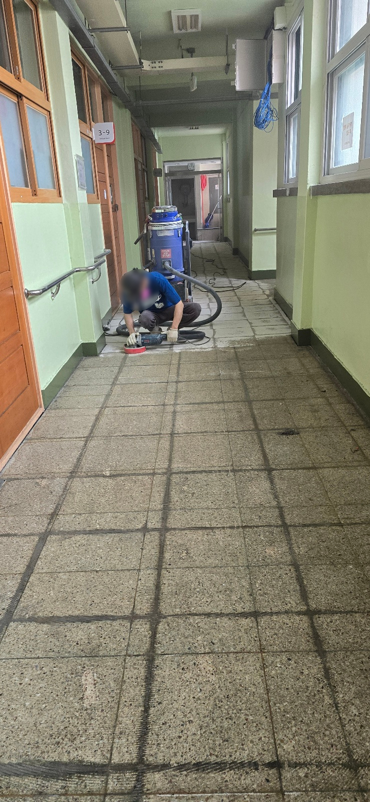 바닥 샌딩 작업 사진 2